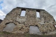 Tari Lőrinc udvarházának romjai