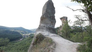 4. IDOL STONES AND SIROK CASTLE